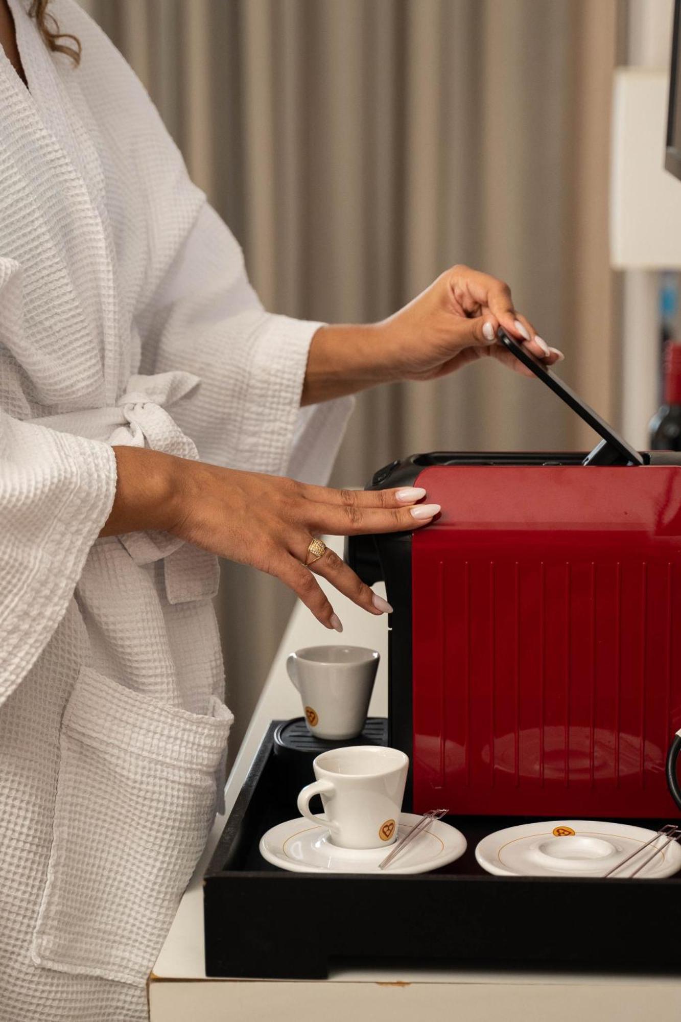 Radisson Rio De Janeiro Barra Hotel ภายนอก รูปภาพ A Nespresso machine
