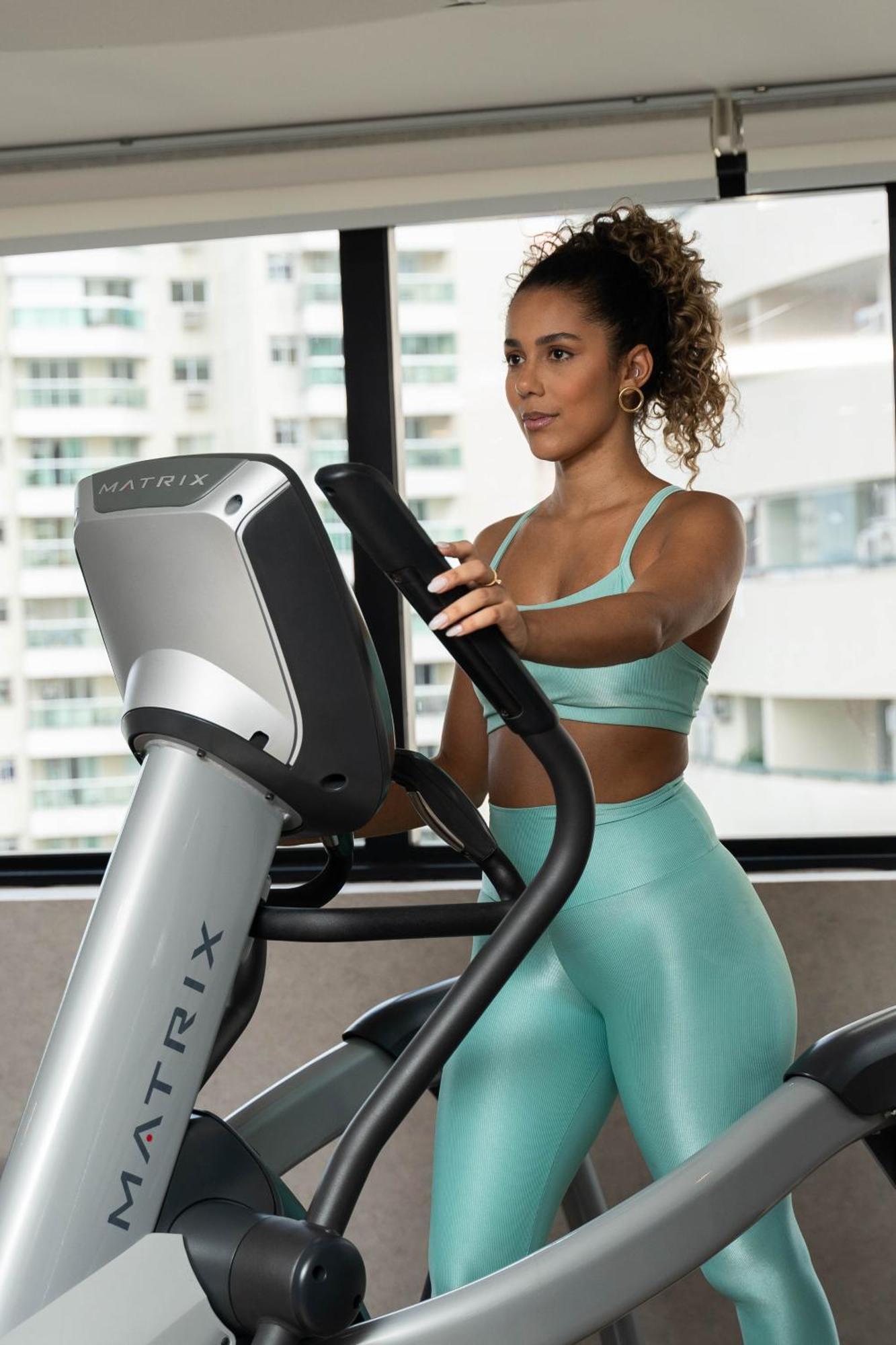 Radisson Rio De Janeiro Barra Hotel ภายนอก รูปภาพ A woman using a cross trainer