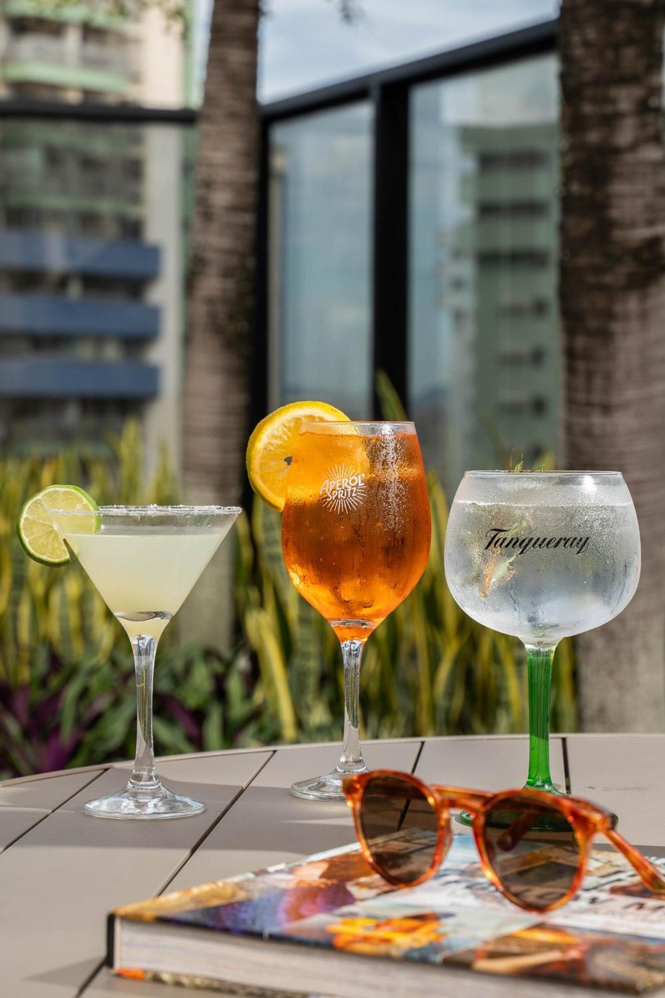 Radisson Rio De Janeiro Barra Hotel ภายนอก รูปภาพ Tanqueray, a London dry gin