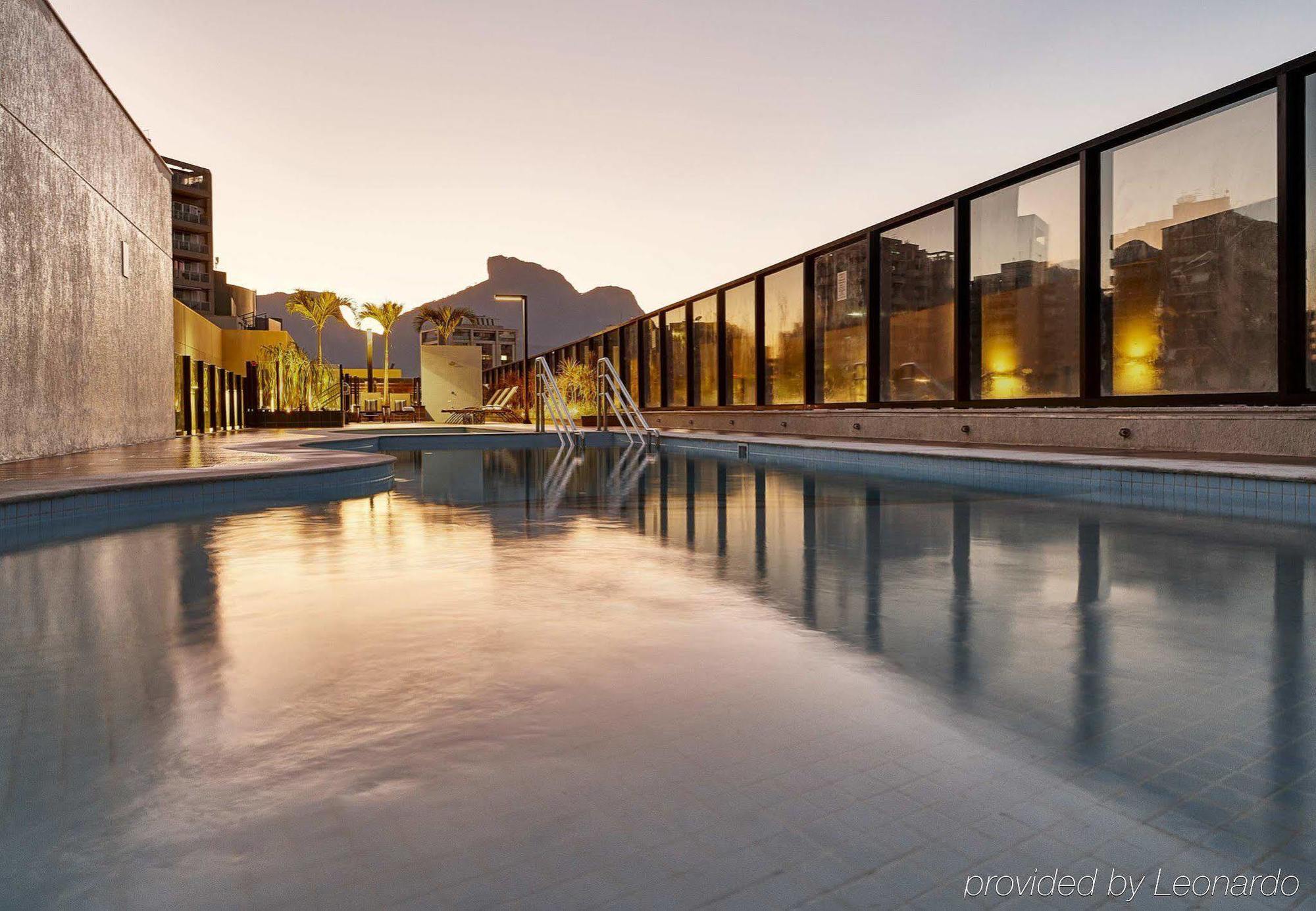 Radisson Rio De Janeiro Barra Hotel ภายนอก รูปภาพ The rooftop pool at the hotel