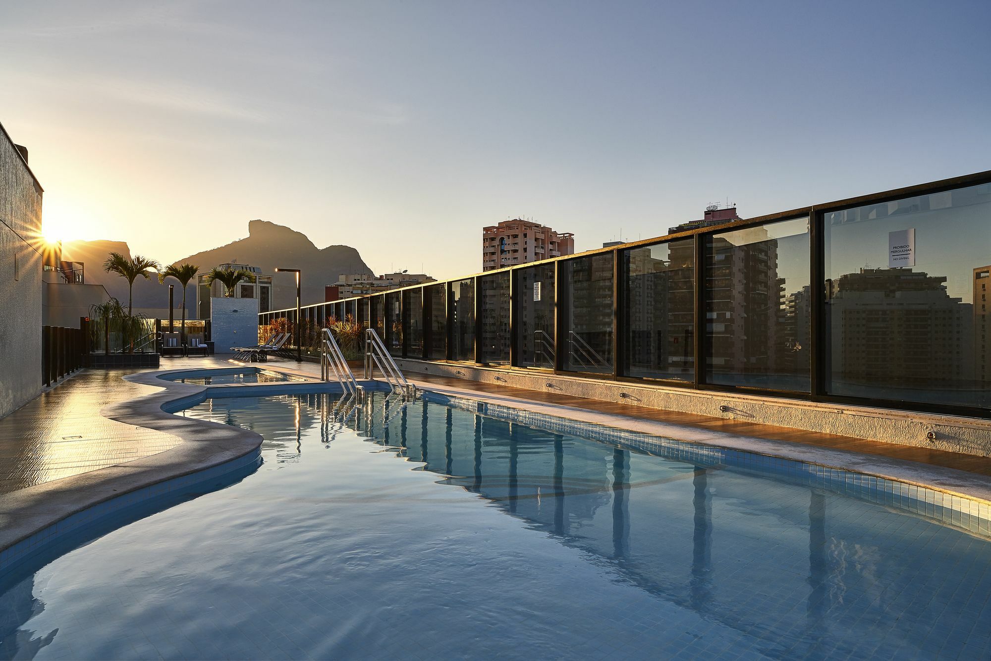Radisson Rio De Janeiro Barra Hotel ภายนอก รูปภาพ The rooftop pool at the hotel